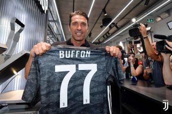 Buffon odmówił Szczęsnemu i Chielliniemu. Nie chce zmieniać hierarchii po powrocie do Juventusu